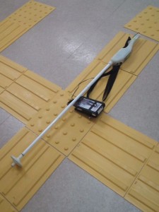 音声案内対応白杖とバッテリー